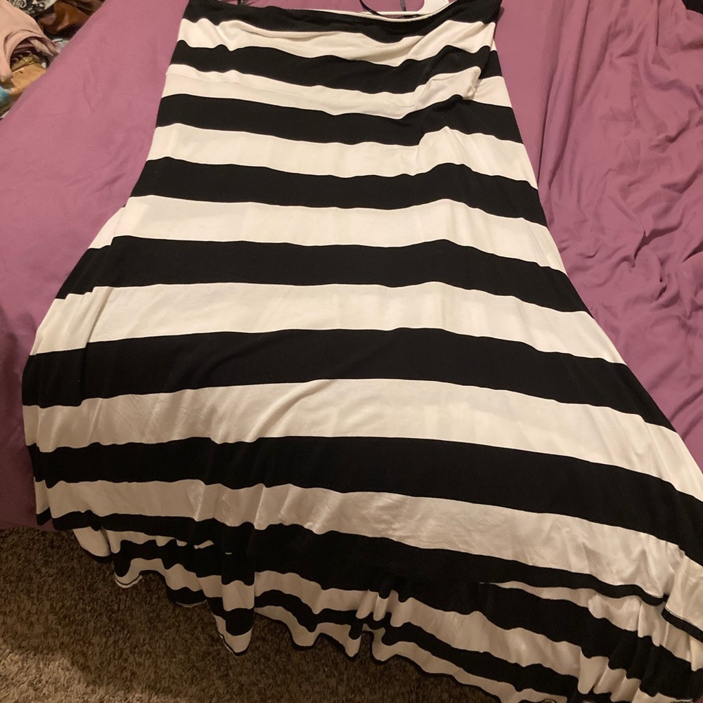 Black and white sleeveless cotton spandex hi low dress.